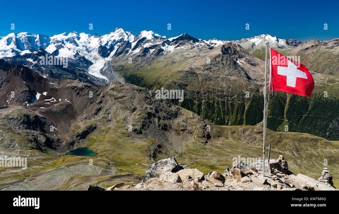 Piz Bernina und Morteratsch Gletscher mit Schweizer Flagge, Engadin, Schweiz. Stockfoto
