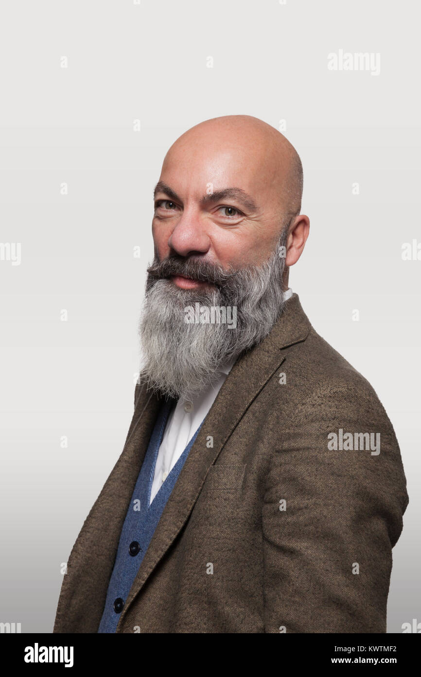 Porträt der glatzköpfige Mann mit langem Bart, klassische Kleidung Stockfoto