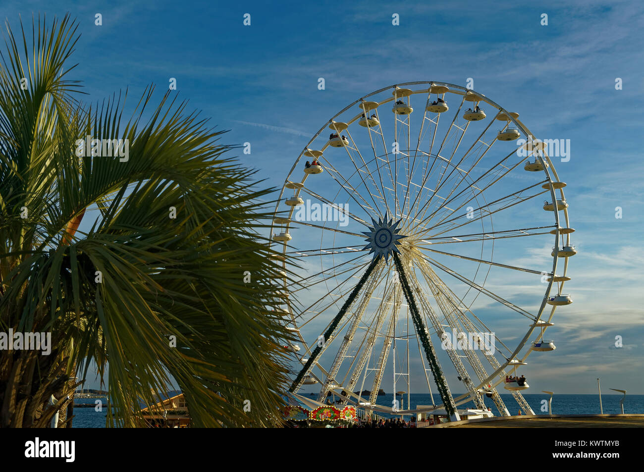 Riesenrad in Saint Raphael, Côte d'Azur, während der Weihnachtsfeiertage Stockfoto