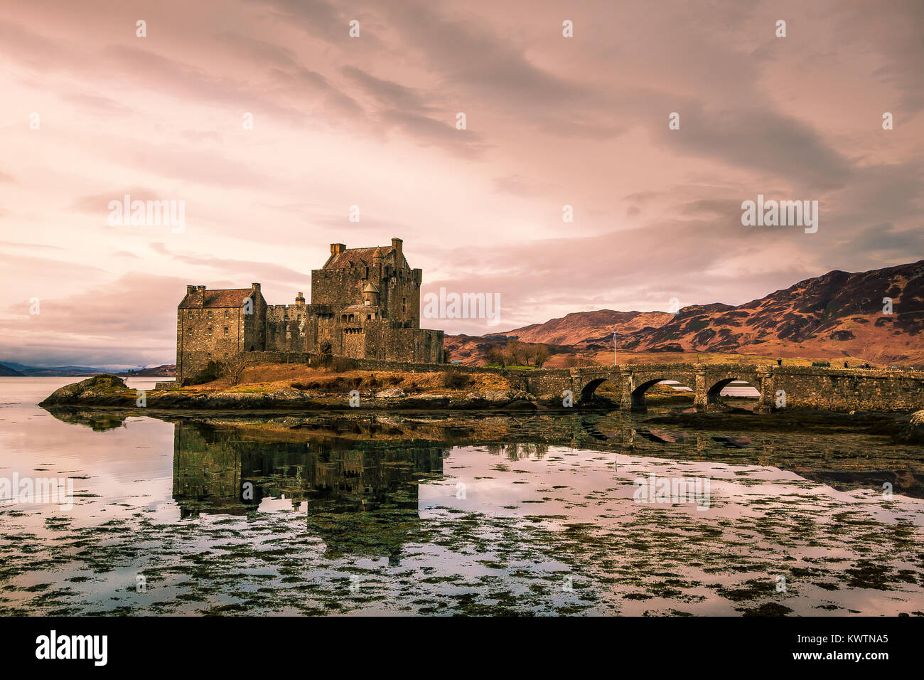 3. Jahrhundert, Eilean Donan Castle auf der Isle of Skye. Mit einem dramatischen Himmel und Reflexion der Burg im Wasser genommen. Stockfoto