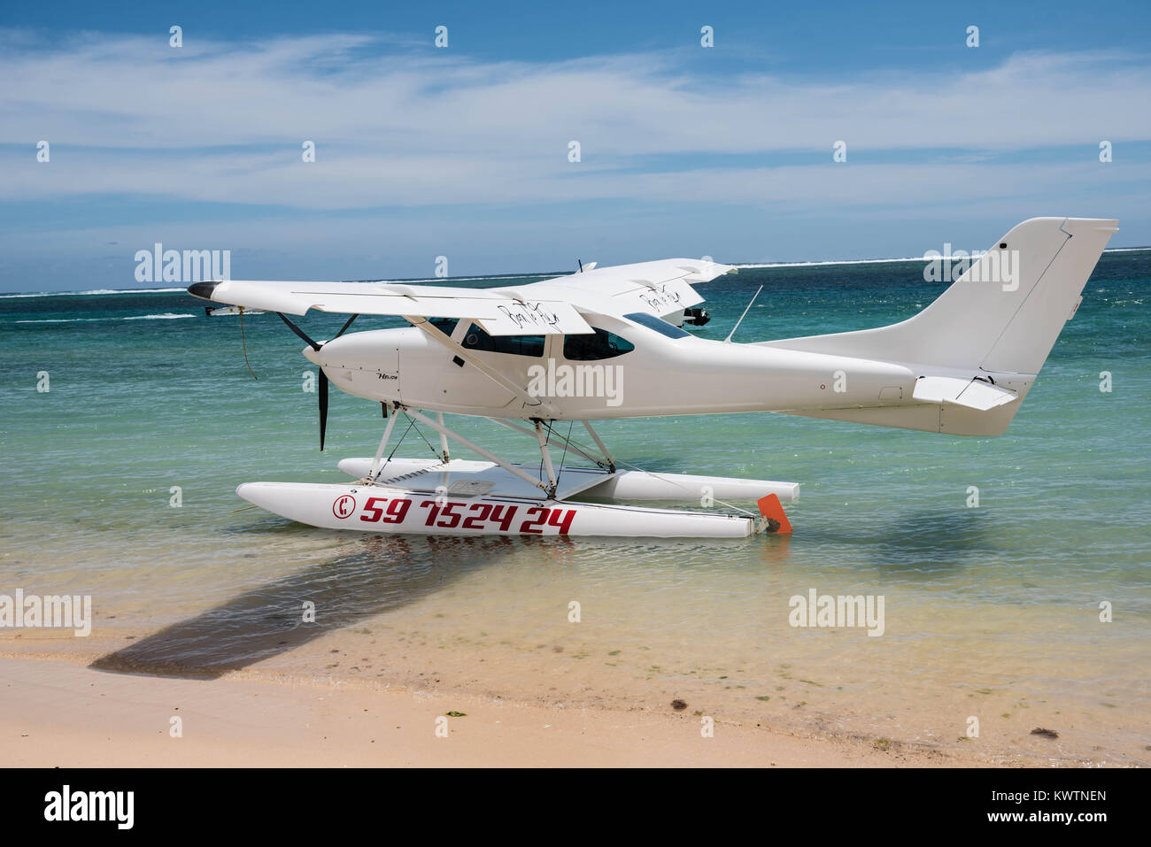 Kleines Meer Flugzeug TL3000 SIRIUS aus einem Strand im Indischen Ozean Stockfoto