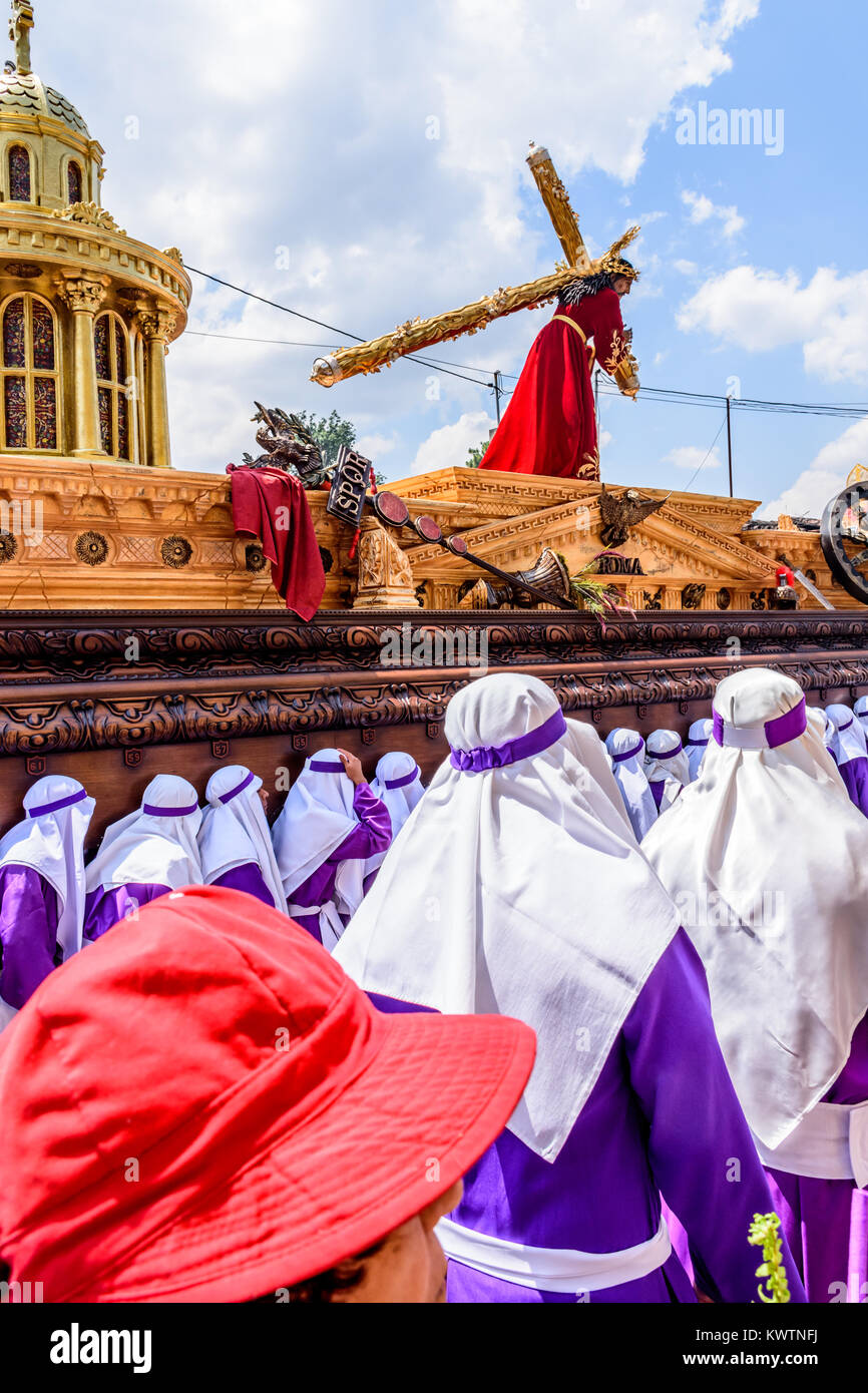 Antigua, Guatemala - März 20, 2016: Float Träger in der Palmsonntagsprozession in der Stadt mit dem berühmtesten Feierlichkeiten zur Karwoche in Lateinamerika Stockfoto