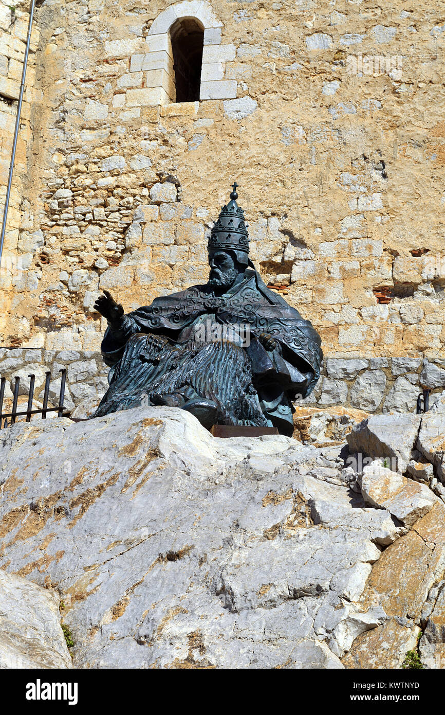 Bronzestatue von Papst Luna (Benedikt XIII) in Peniscola Burg Spanien Stockfoto