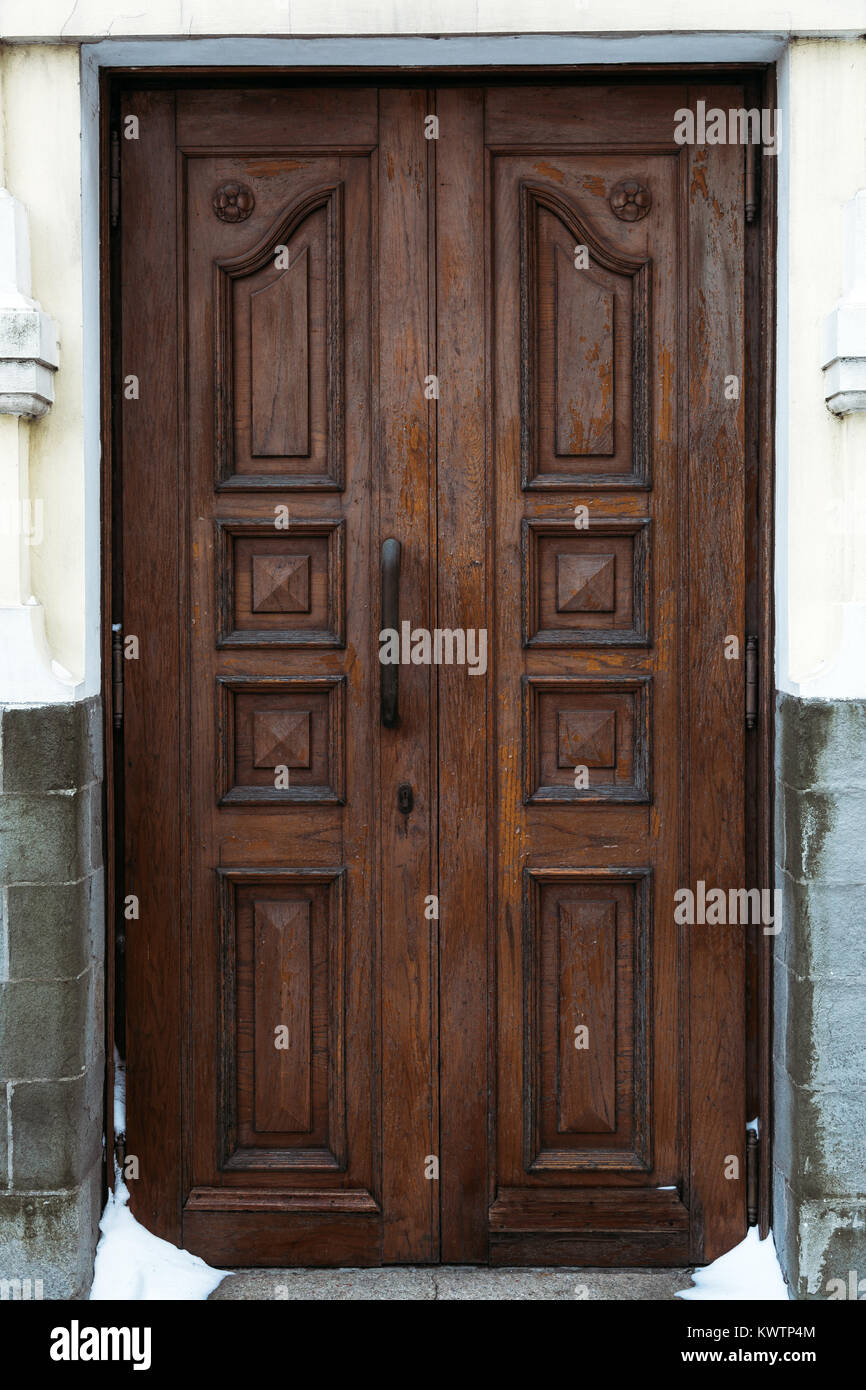 Alte hölzerne Tür geschlossen Stockfoto