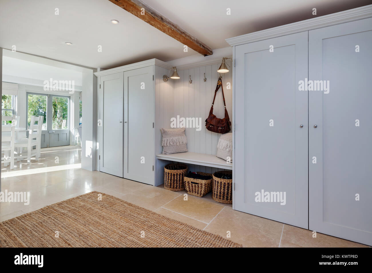 Absolut atemberaubend wunderschön dekorierte Eingangshalle zu einem Wohnhaus mit umhänge Schränke, Sitzmöbel mit Lagerung unter, Kleiderhaken und Anzeigen Stockfoto