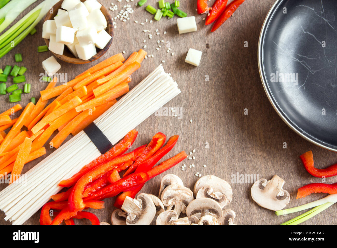 Vegetarische vegane asiatische Lebensmittel Zutaten für die Brj mit Tofu, Nudeln, Pilzen und Gemüse über Holz- Hintergrund mit Kopie Raum Aufsehen. Stockfoto