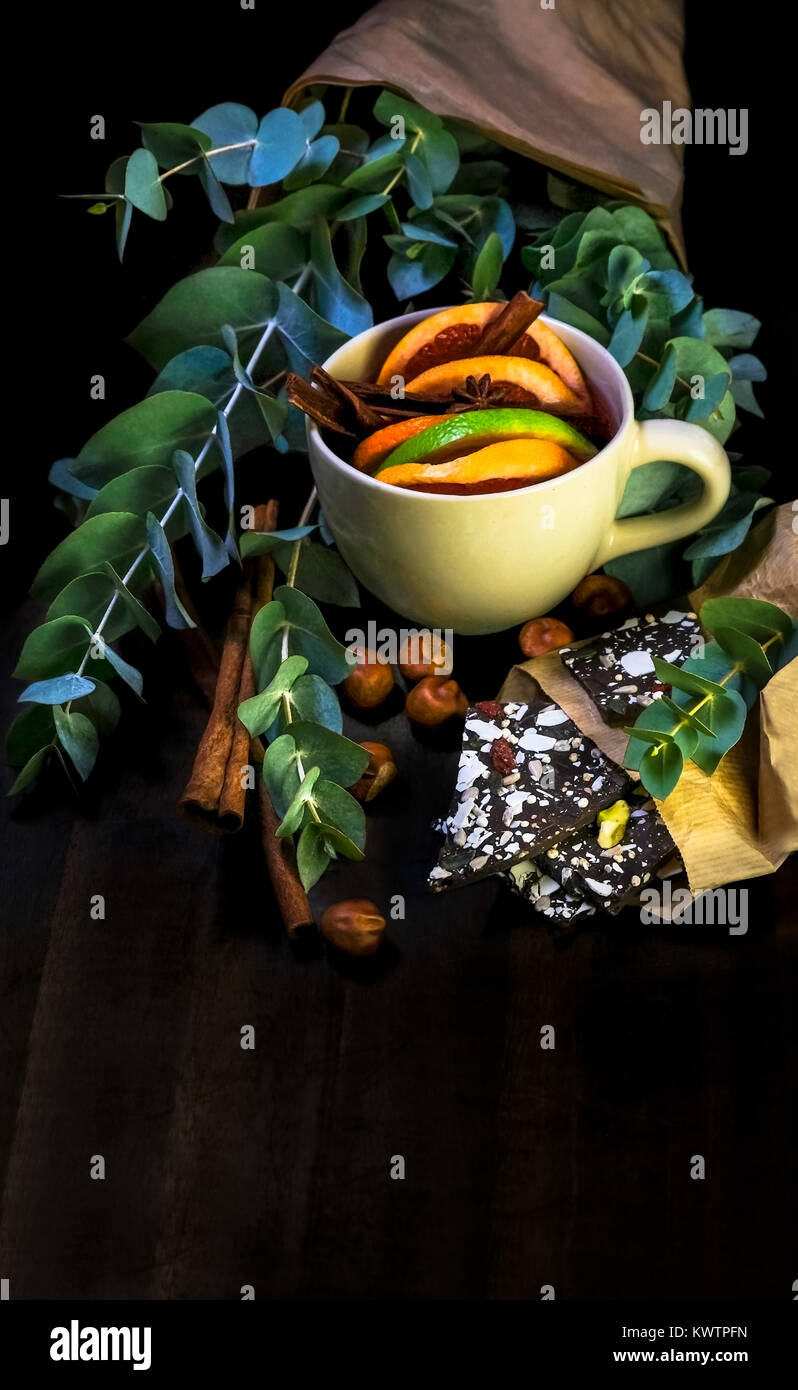 Eine Pause bei einer Tasse Kaffee mit Schokolade nehmen Stockfoto