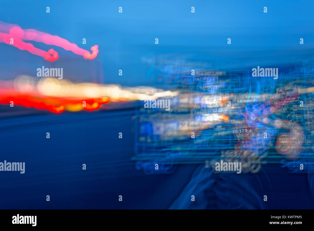 Ein abstraktes Bild eines Satellitennavigationssystems im Einsatz auf einer britischen Autobahn. Stockfoto