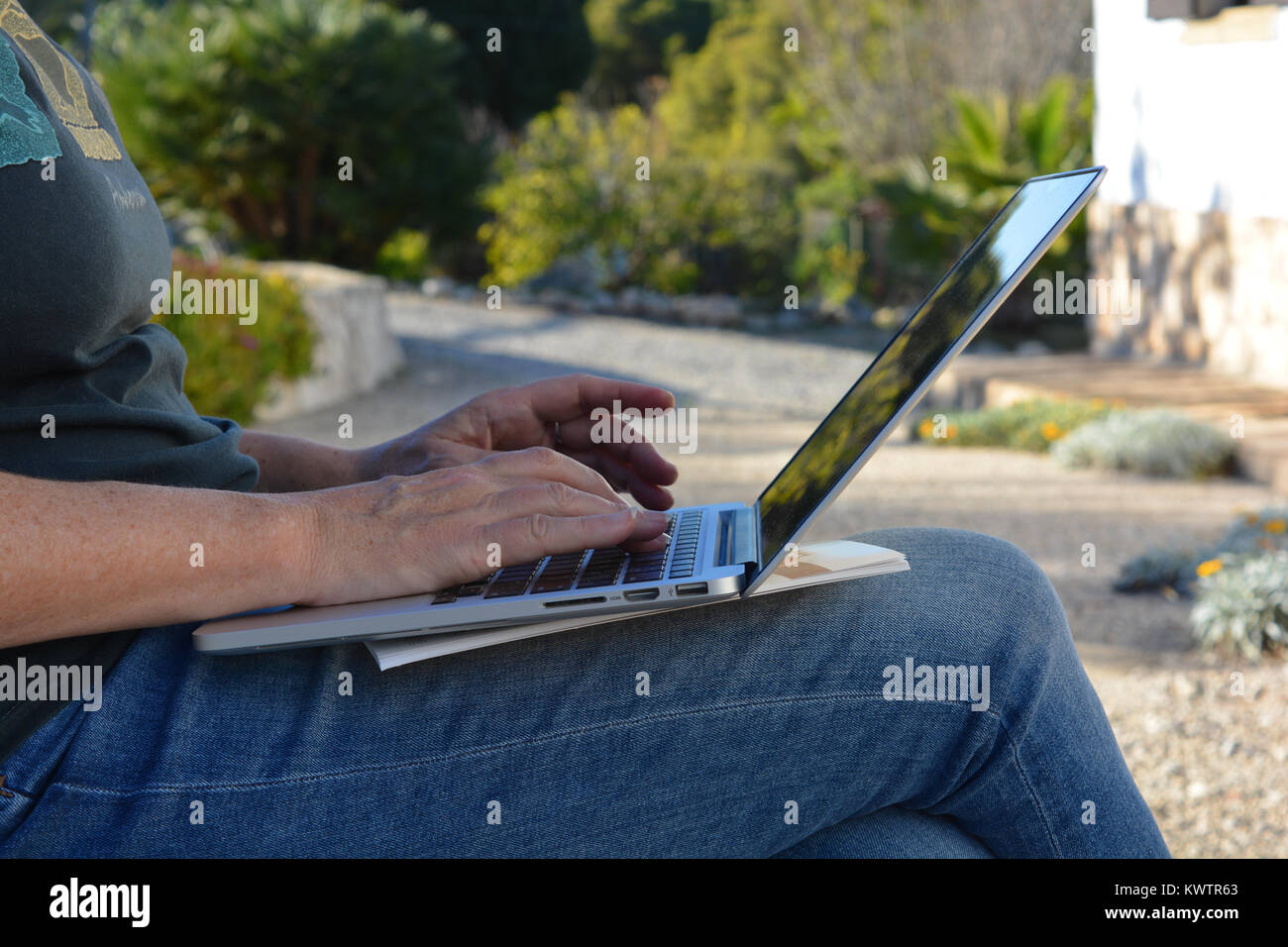 Frau im Freien arbeiten, können Sie bei einem Laptop, Stockfoto