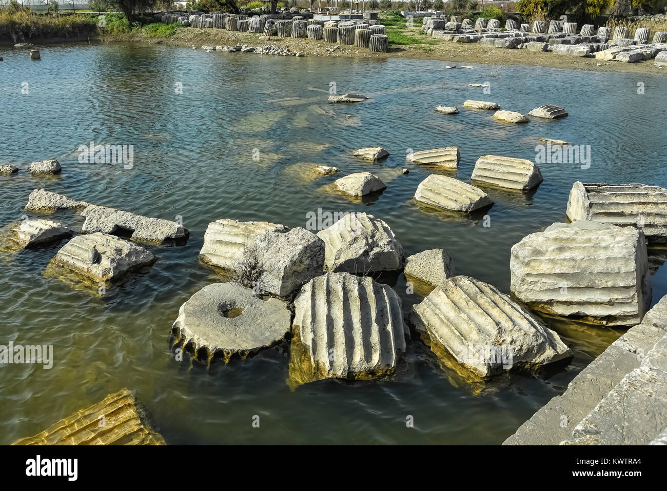 Bleibt der Tempel Säulen in einem Teich im Heiligtum von Letoon