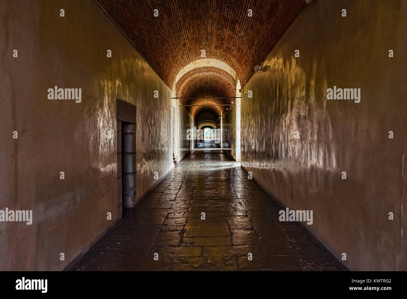 Dunklen Flur mit hellgelben Wänden in einem alten Palast Stockfoto
