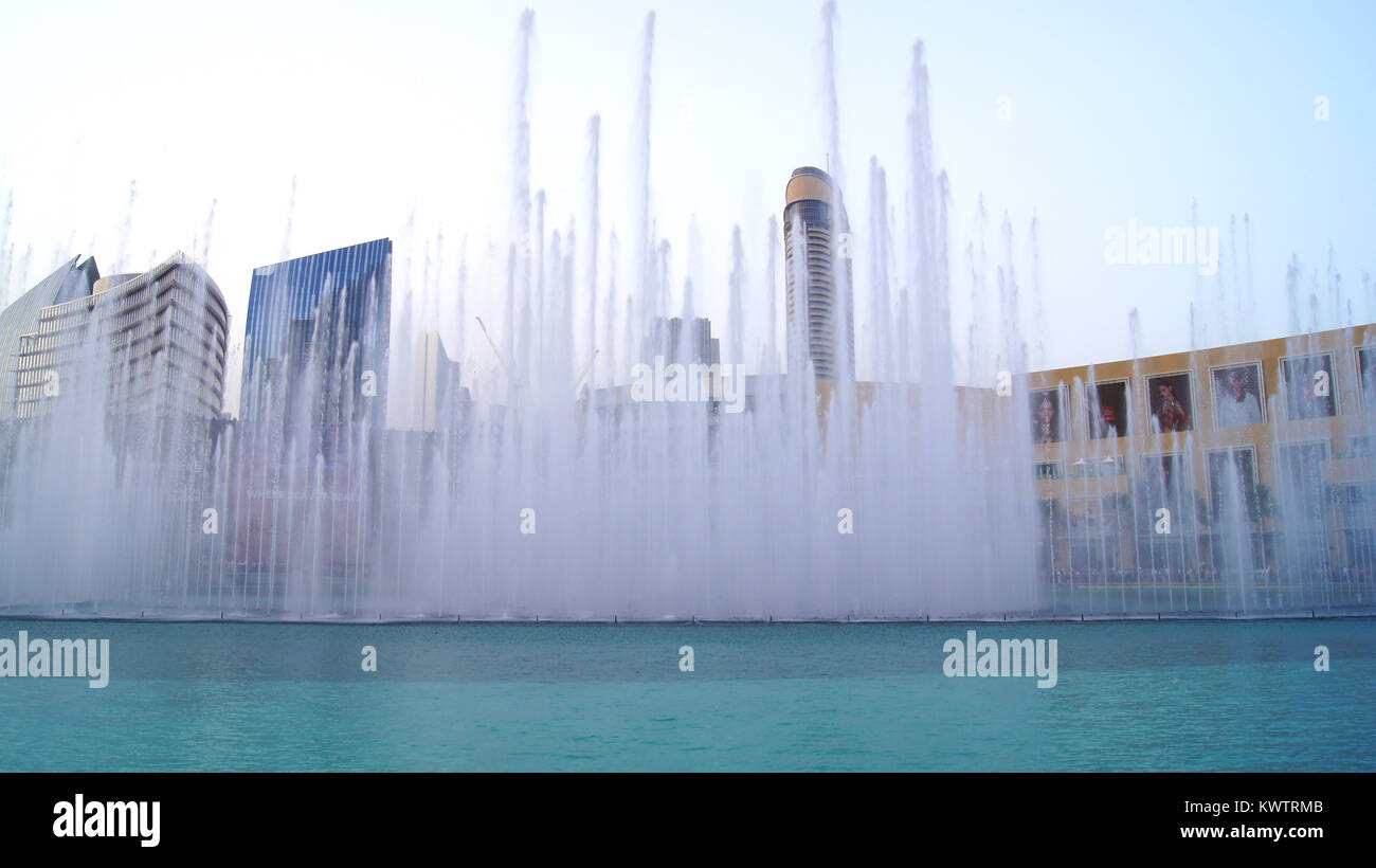 DUBAI, VEREINIGTE ARABISCHE EMIRATE - 31. MÄRZ 2014: Die Dubai Fountain ist der weltweit höchste der Brunnen in der Innenstadt von Dubai neben riesigen Mall. Das beliebte Musical Fountain von Dubai sind eine der am meisten besuchten Sehenswürdigkeiten der arabischen Stadt Stockfoto