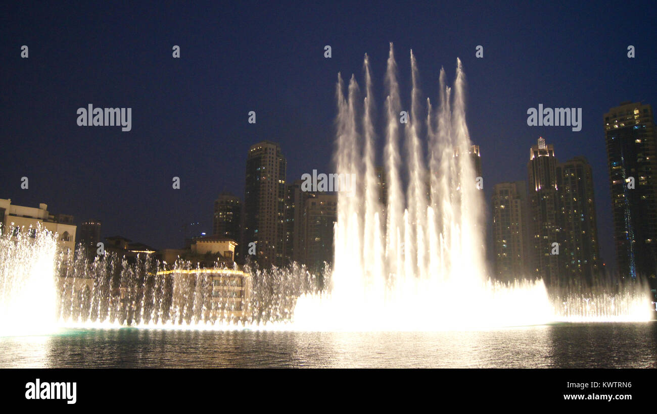 DUBAI, VEREINIGTE ARABISCHE EMIRATE - 31. MÄRZ 2014: Die Dubai Fountain ist der weltweit höchste der Brunnen in der Innenstadt von Dubai neben riesigen Mall. Das beliebte Musical Fountain von Dubai sind eine der am meisten besuchten Sehenswürdigkeiten der arabischen Stadt Stockfoto