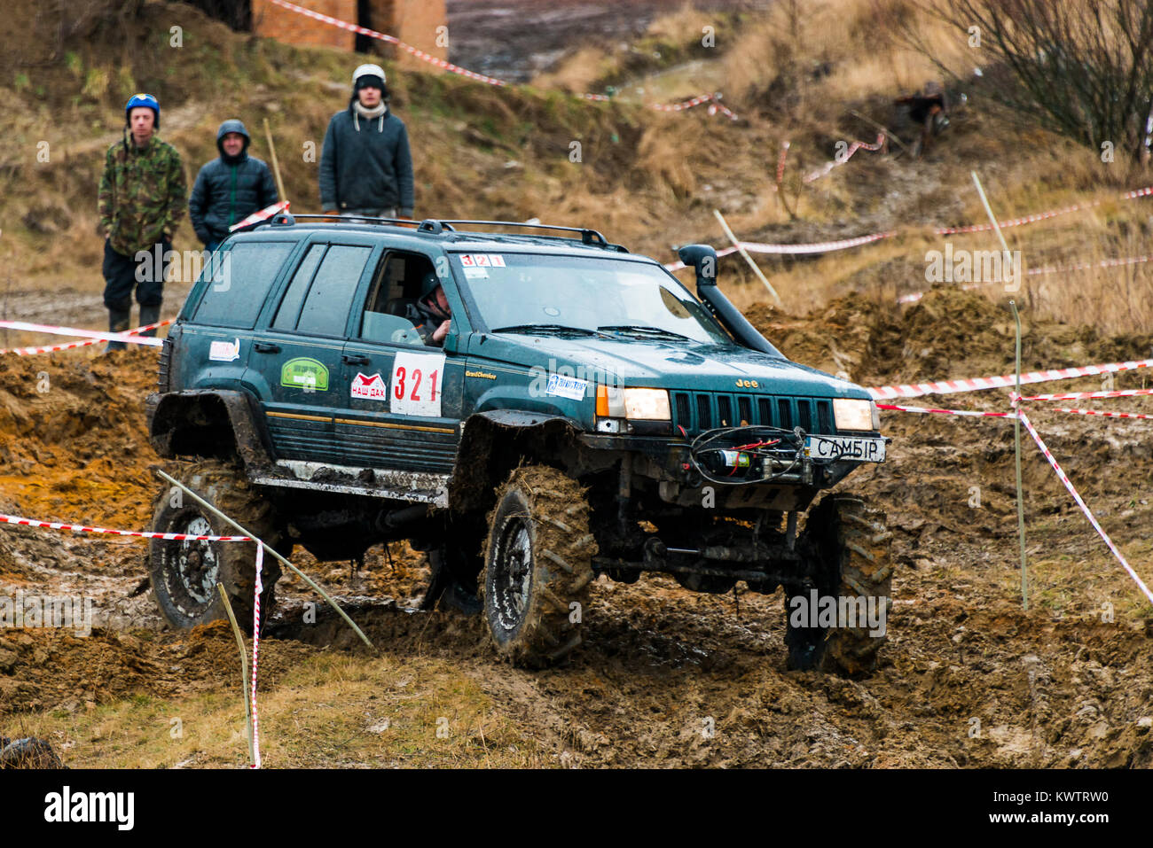 Lemberg, Ukraine - 21. Februar 2016: Geländewagen der Marke Jeep Cherokee überwindet die Spur auf einer laienhaften Konkurrenzen Versuch in der Nähe der Stadt Lemberg, Ukrain Stockfoto