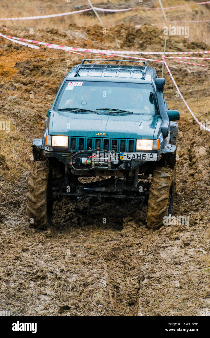 Lemberg, Ukraine - 21. Februar 2016: Geländewagen der Marke Jeep Cherokee überwindet die Spur auf einer laienhaften Konkurrenzen Versuch in der Nähe der Stadt Lemberg, Ukrain Stockfoto