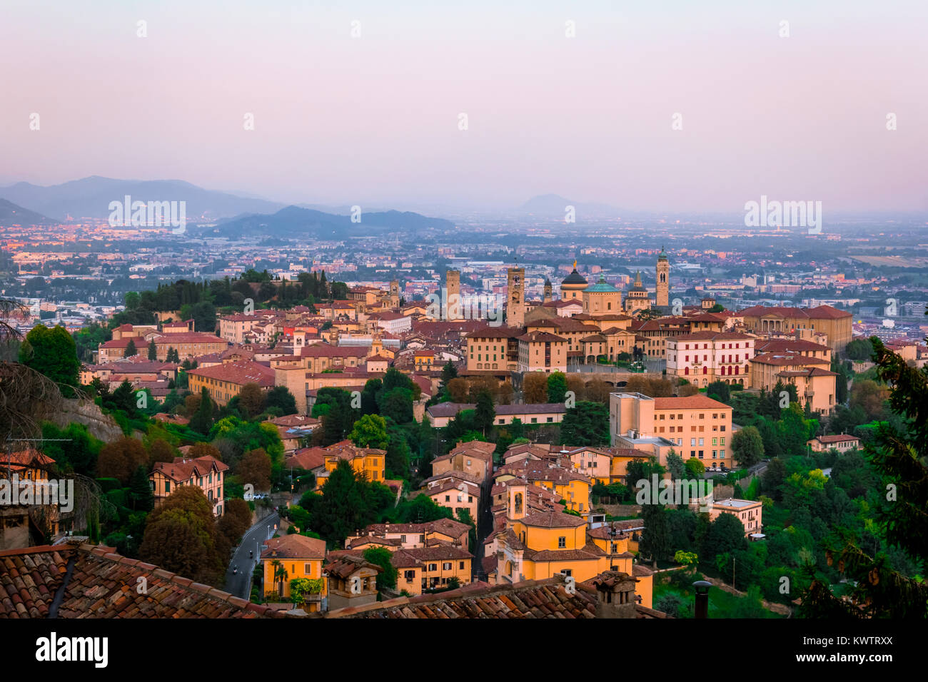 Die Altstadt von Bergamo erlebt einen Sonnenuntergang und Leuchten wird in Kürze auf der Sonne gedreht werden nicht mehr glänzen. Stockfoto