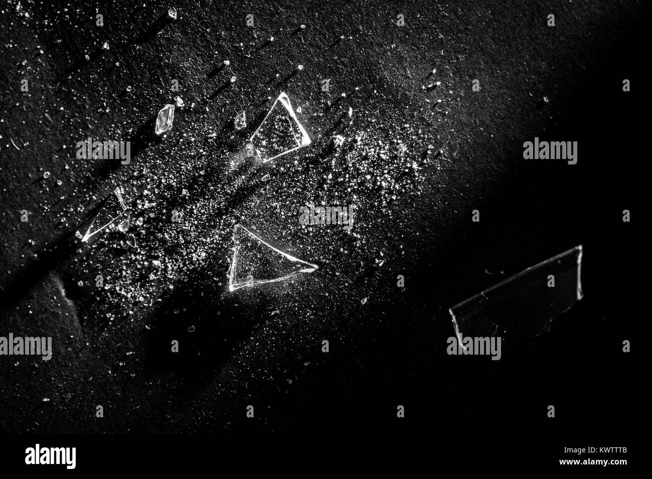 Scherben auf eine schwarze Fläche. Stockfoto