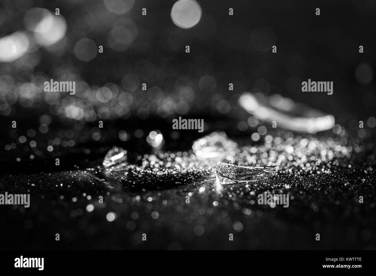 Scherben auf eine schwarze Fläche. Stockfoto