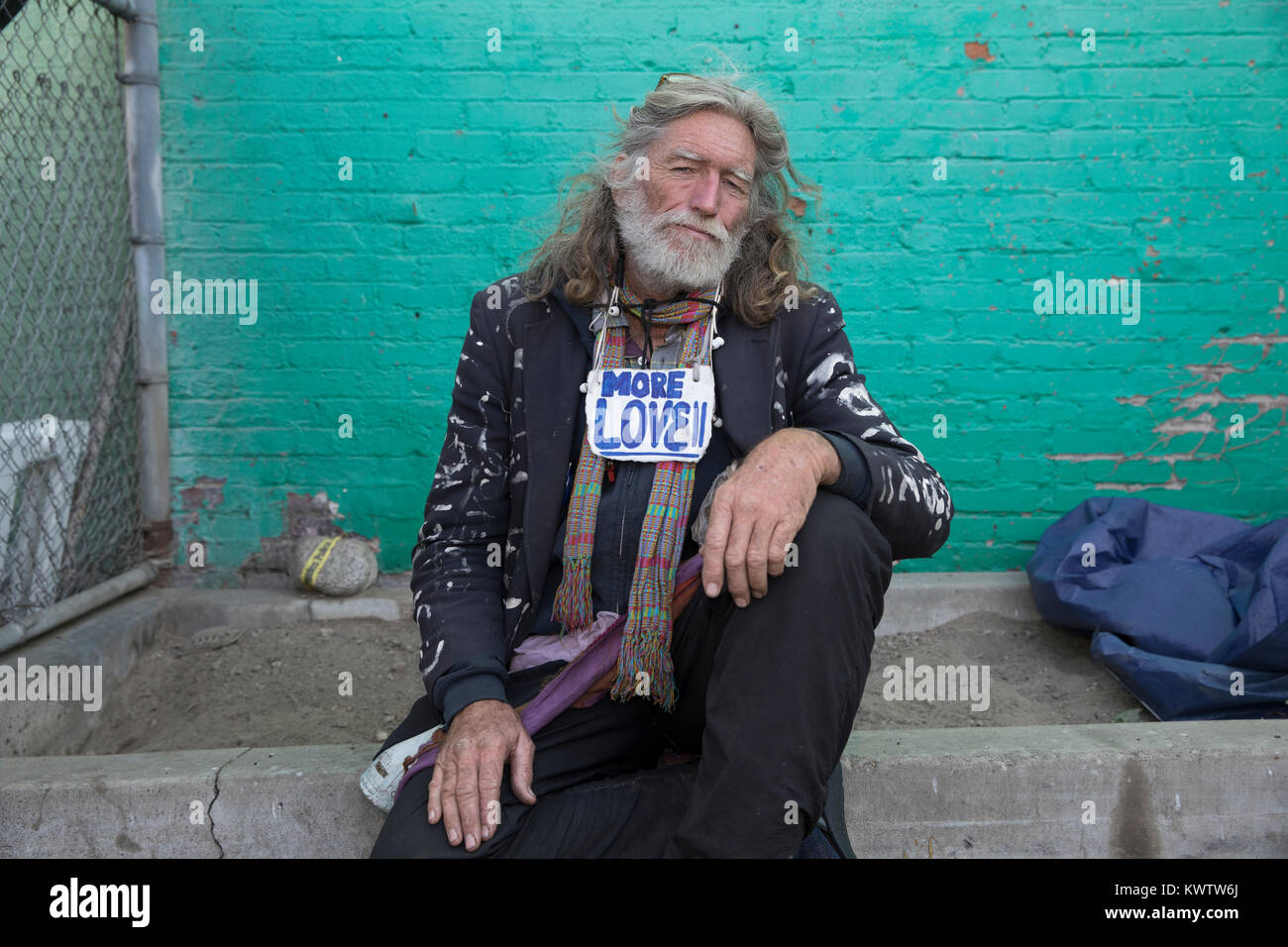 David Busch, Obdachloser in Los Angeles mit "mehr Liebe"-Schild um den Hals. Stockfoto