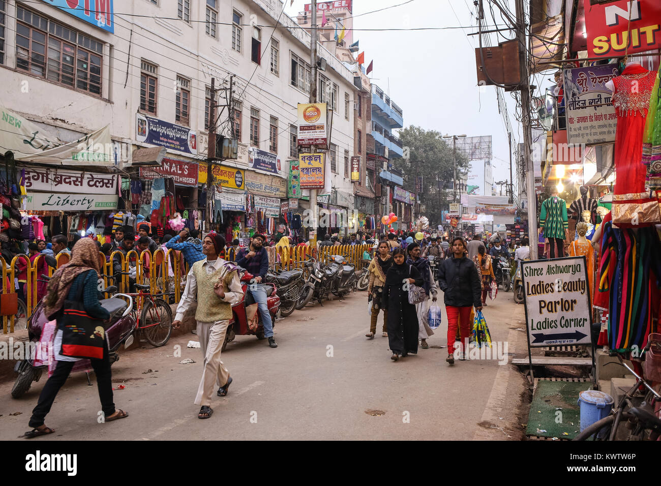 Menschen Bewegung auf der viel befahrenen indischen Straße mit alten Gebäuden am Abend Stockfoto