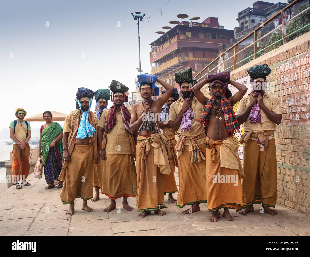 VARANASI, Indien - Januar 1, 2015: Ganges und Varanasi ghats während Kumbh Mela Festival mornimg., Varanasi, Indien Stockfoto