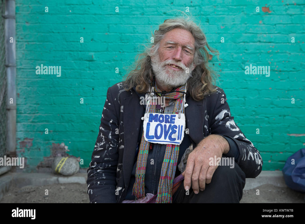 David Busch, Obdachloser in Los Angeles mit "mehr Liebe"-Schild um den Hals. Stockfoto