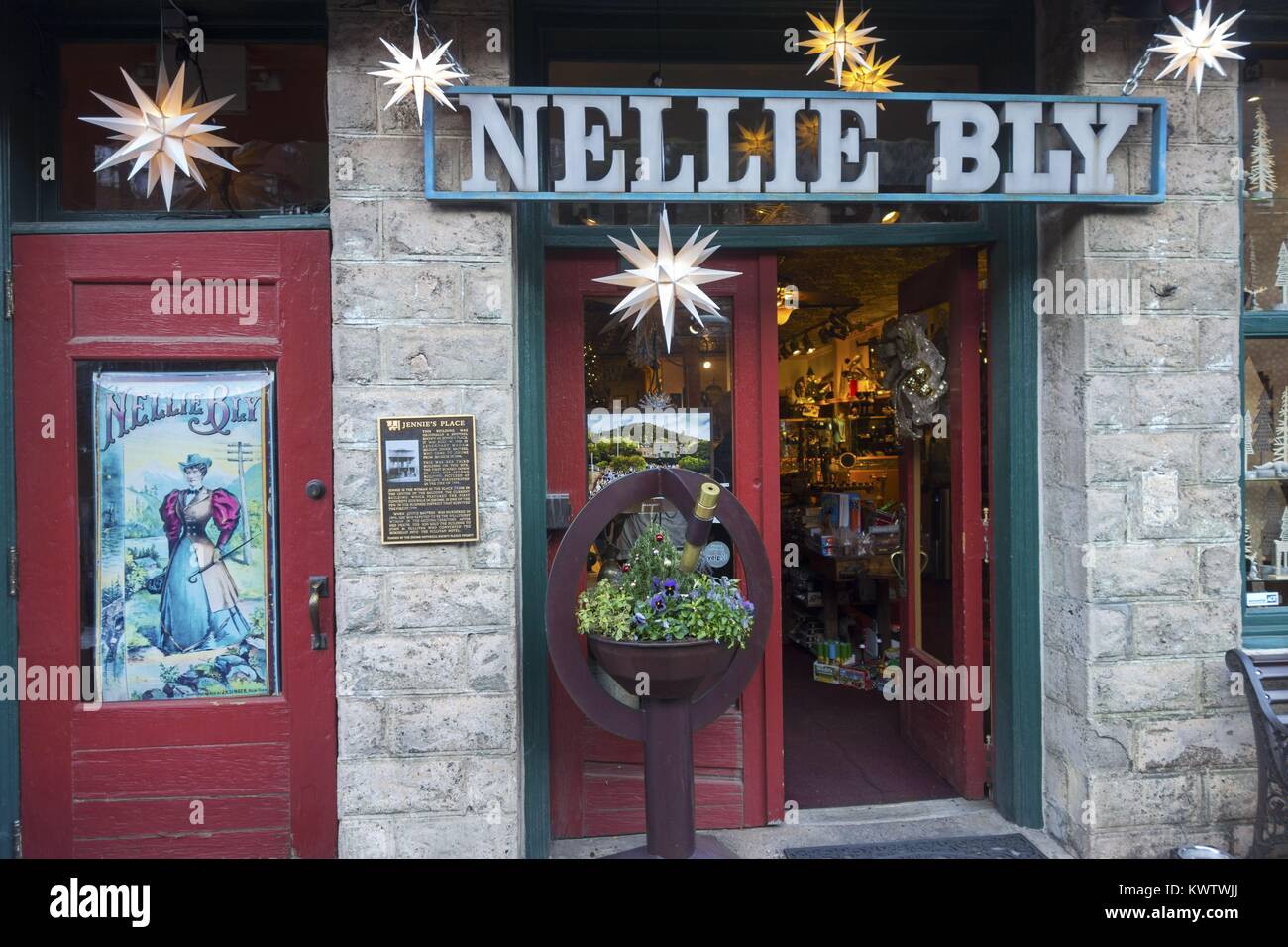 Nellie Bly Store vor dem Eingang auf der Main Street in der malerischen Bergstadt Jerome Arizona und historischen Jennie Bauters Poster Stockfoto