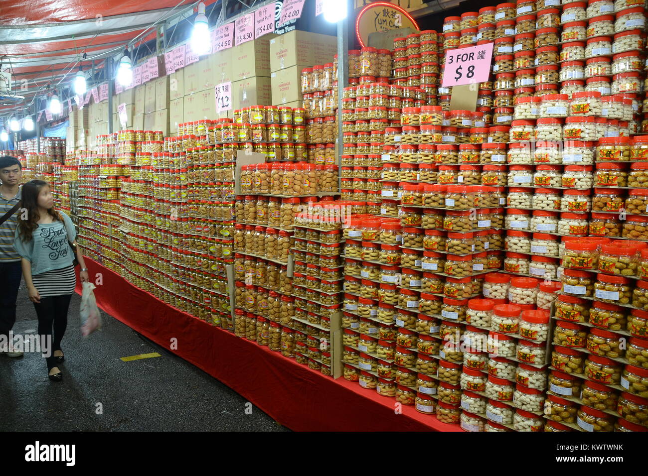 Paar Einkaufen für das chinesische Neujahr goodies in Chinatown Night Street Markt in Singapur. Dieser Markt ist, wo alle CNY goodies verkauft wird, und Stockfoto