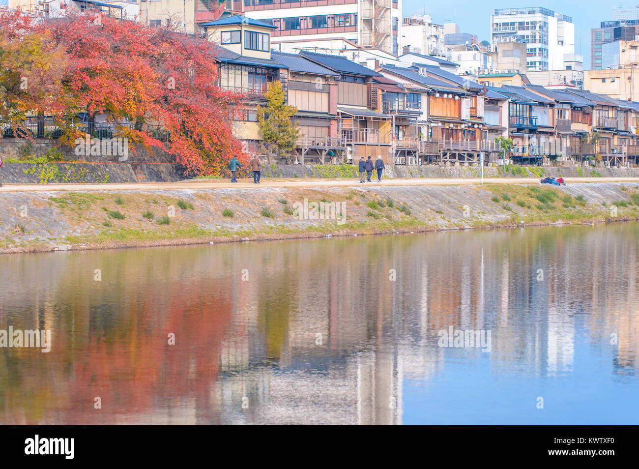 Riverside mit Herbst bunte Blätter in Kyoto. Stockfoto