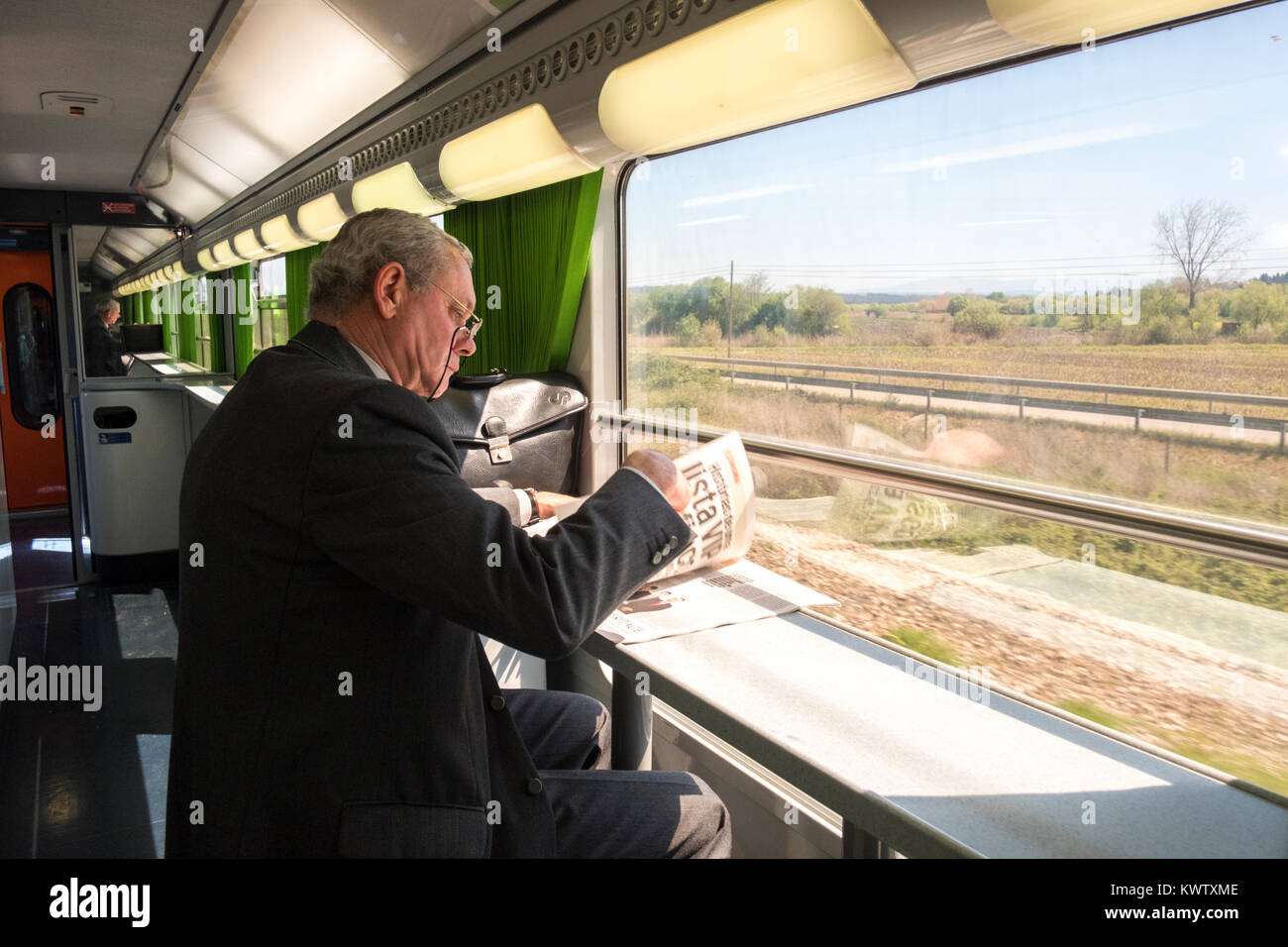 Passagier im Zug von Lissabon nach Porto in Portugal Stockfotografie - Alamy