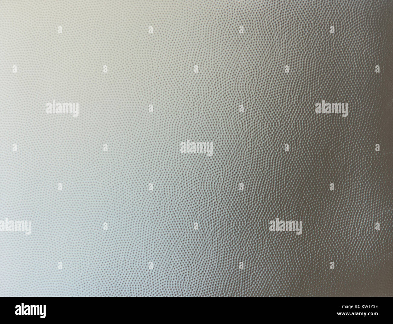 Perforierte Silberner Hintergrund mit Punkten. Metallic Muster Textur Stockfoto
