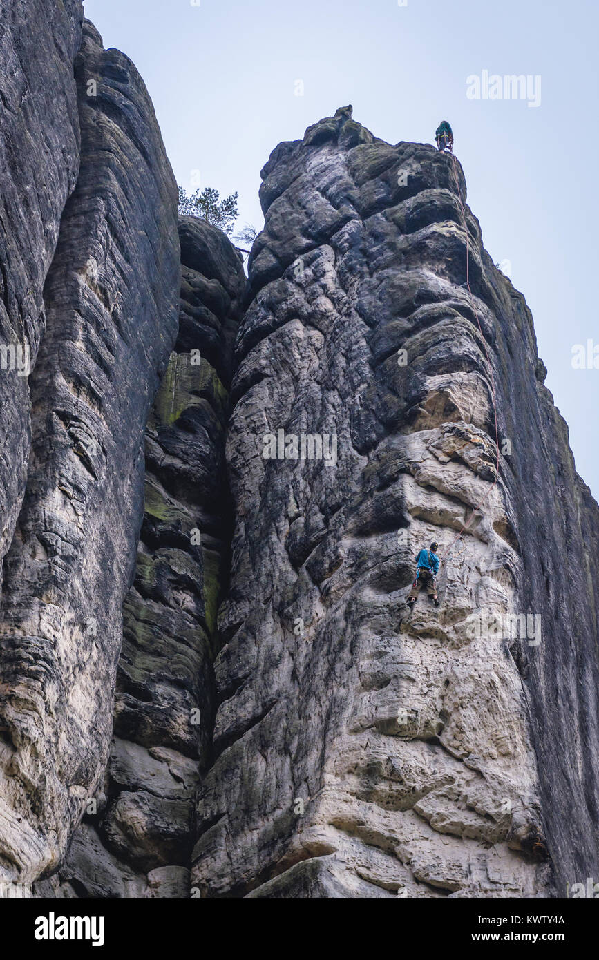 Klettern im Nationalen Naturschutzgebiet Adrspach-Teplice Felsen in der Nähe von Teplice nad Metuji Stadt in Böhmen, Tschechische Republik Stockfoto