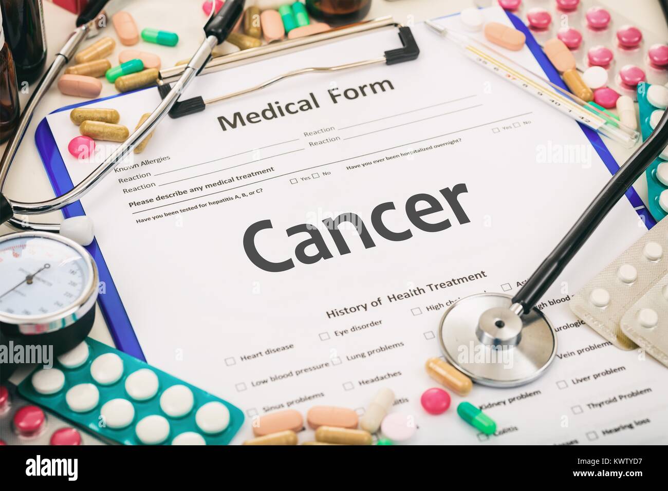 Medizinische Form auf einem Tisch, Diagnose Krebs Stockfoto