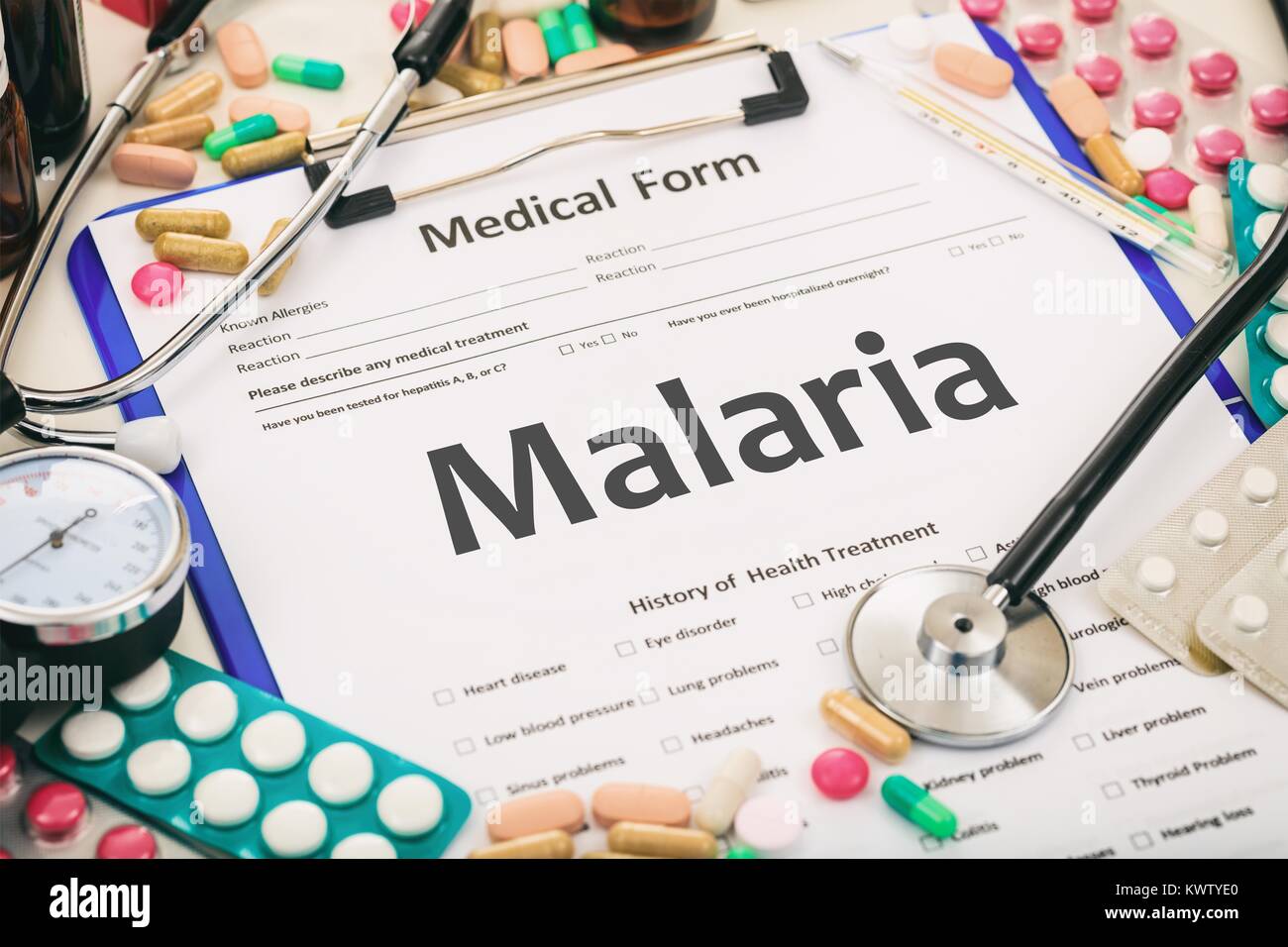 Medizinische Form auf einem Tisch, Diagnose Malaria Stockfoto