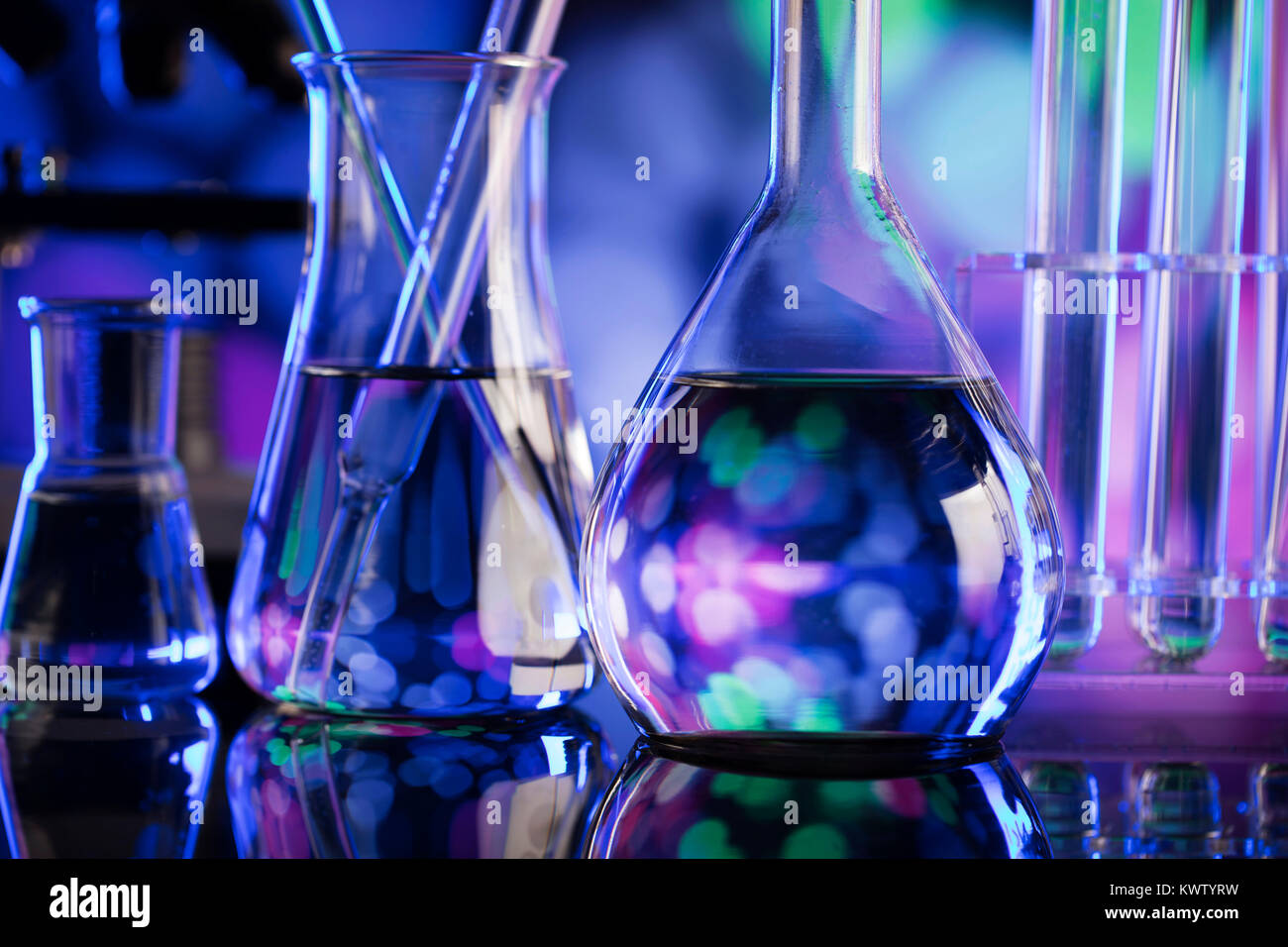 Wissenschaft Experiment Konzept mit bokeh Hintergrund, Labor Becher. Stockfoto