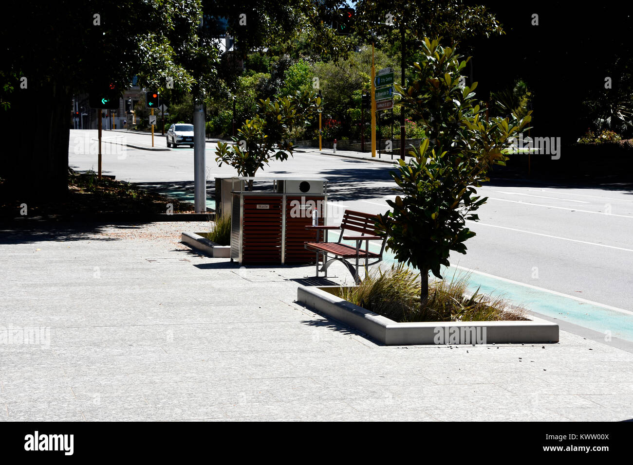 Weggeworfene Wasserflasche vergessen, neben Fach- und recyceln Punkt auf einer Parkbank Stockfoto