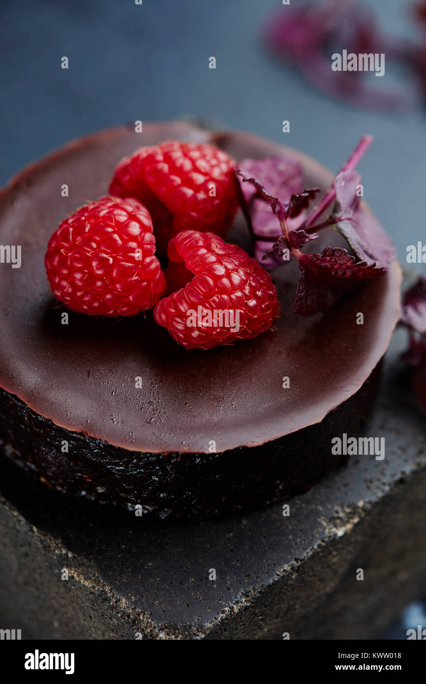 Schokoladenkuchen mit frischen Himbeeren Stockfoto