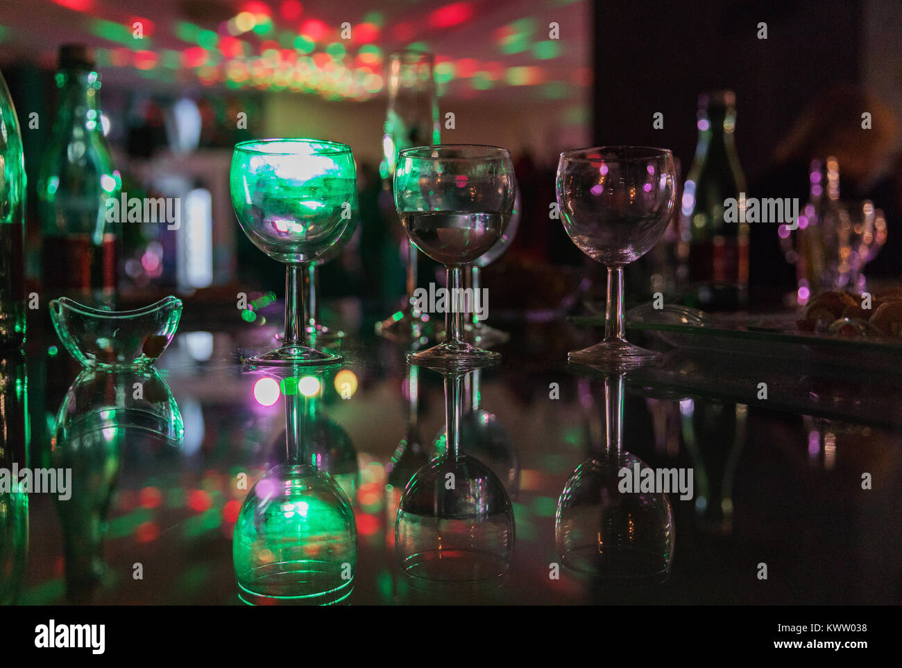 Bunte Gläser auf ein Glas bar durch Licht, Abstract, selektiven Fokus beleuchtet Stockfoto