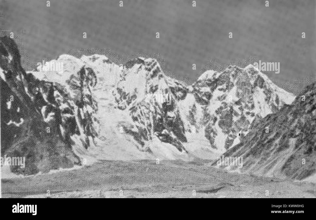 Foto von Bhagat Kharak in Garhwal, Indien, aufgenommen 1934. Das Bild zeigt die Himalaya-Landschaft und die traditionelle ländliche Umgebung der Garhwal-Region während des frühen 20. Jahrhunderts. Stockfoto