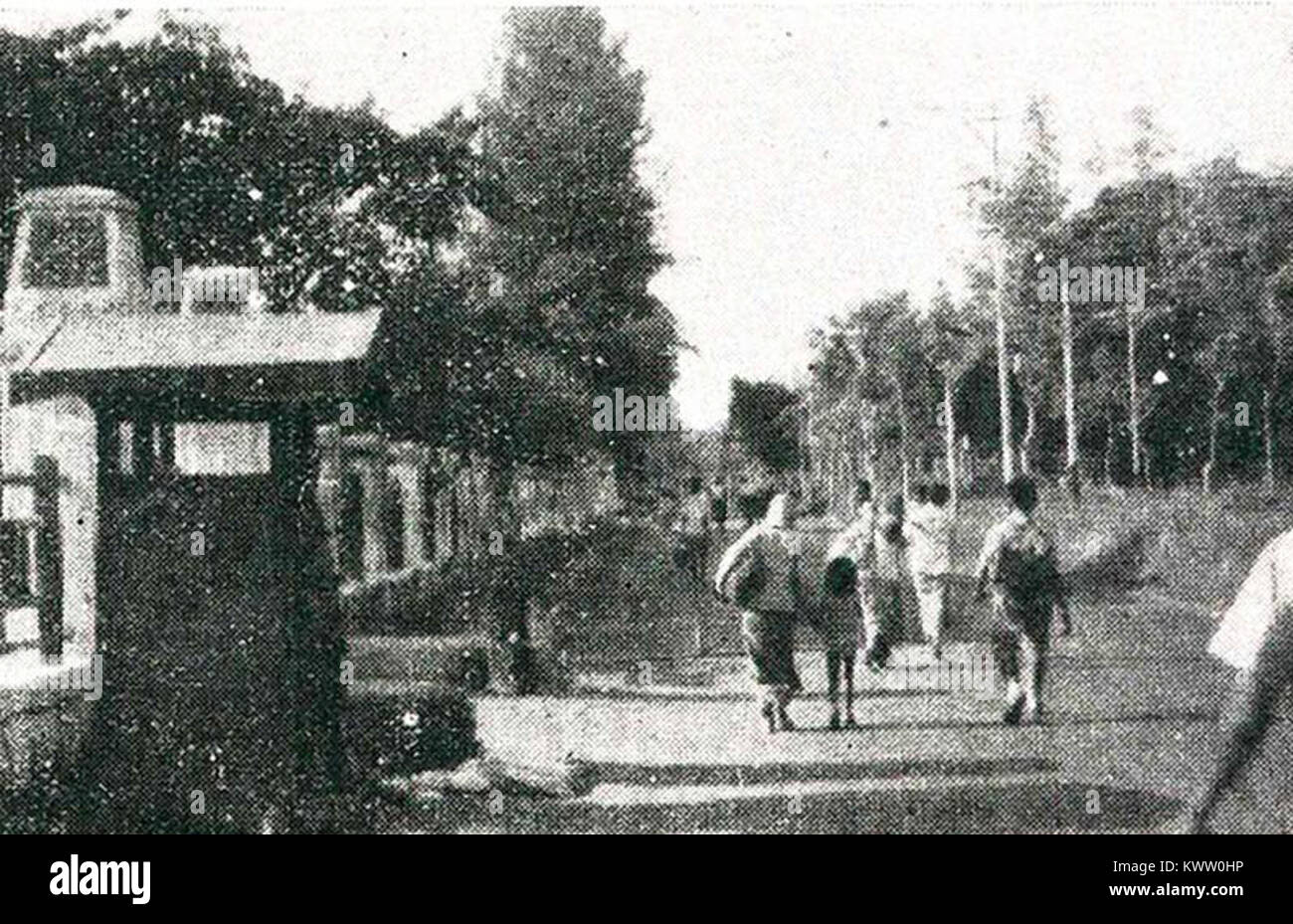 Eine Fotografie aus der Mitte des 20. Jahrhunderts, die Flüchtlinge aus Surabaya, Indonesien, während einer Zeit des Konflikts zeigt, die Flucht und humanitäre Krisen in Südostasien veranschaulicht. Stockfoto