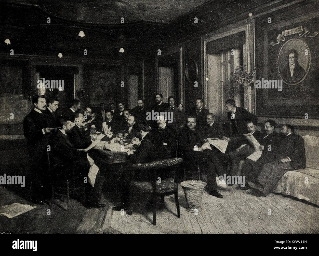 Ein Foto der Redaktion von La Correspondencia de España aus dem Jahr 1897, das Journalisten und Redakteure in einem Nachrichtenraum zeigt und die Geschichte der spanischen Presse dokumentiert. Stockfoto