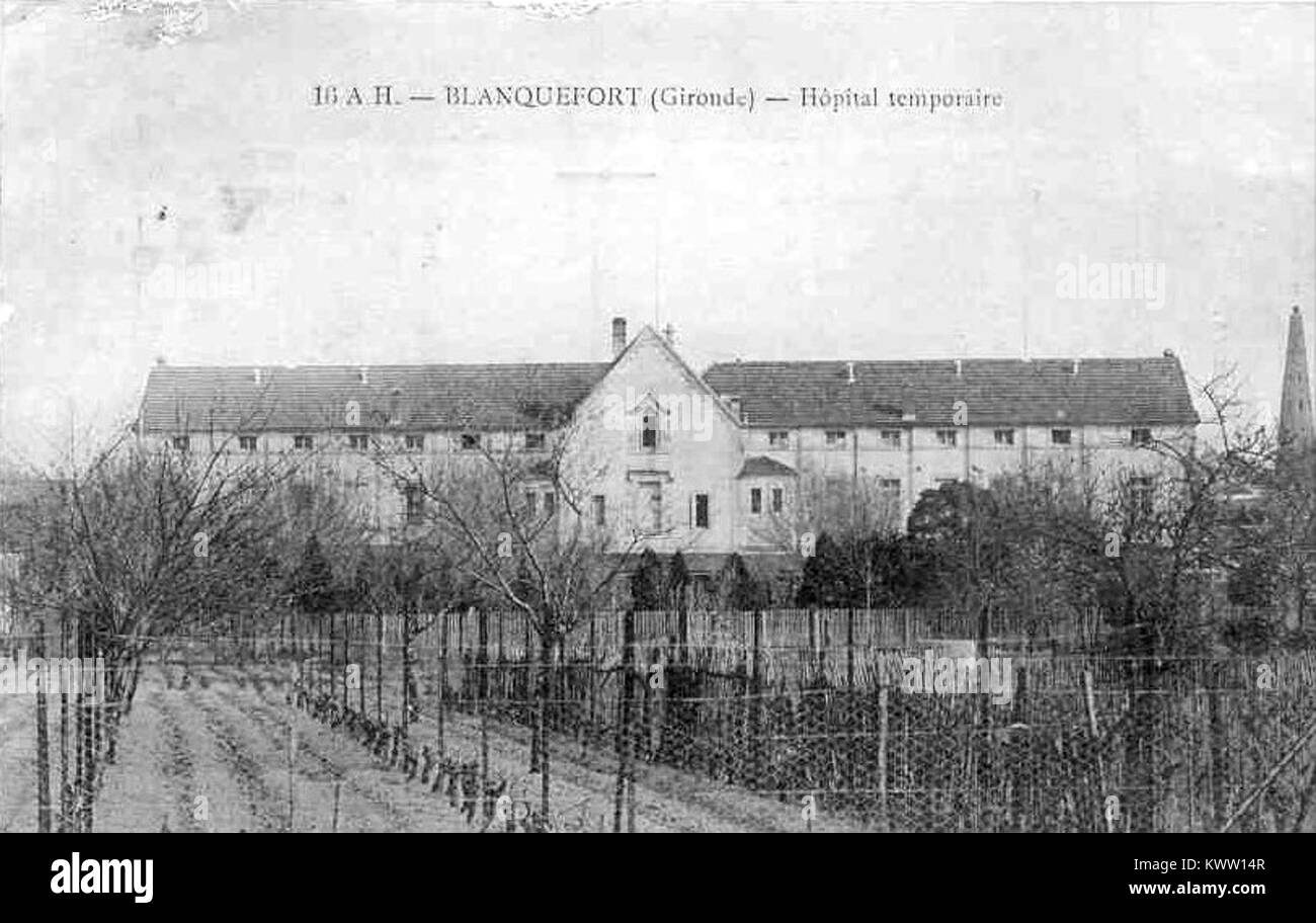 Ein historisches Bild, das ein provisorisches Krankenhaus zeigt, das mit Saint Michel verbunden ist, das während einer Kriegszeit eingerichtet wurde, um medizinische und humanitäre Hilfe zu leisten. Stockfoto