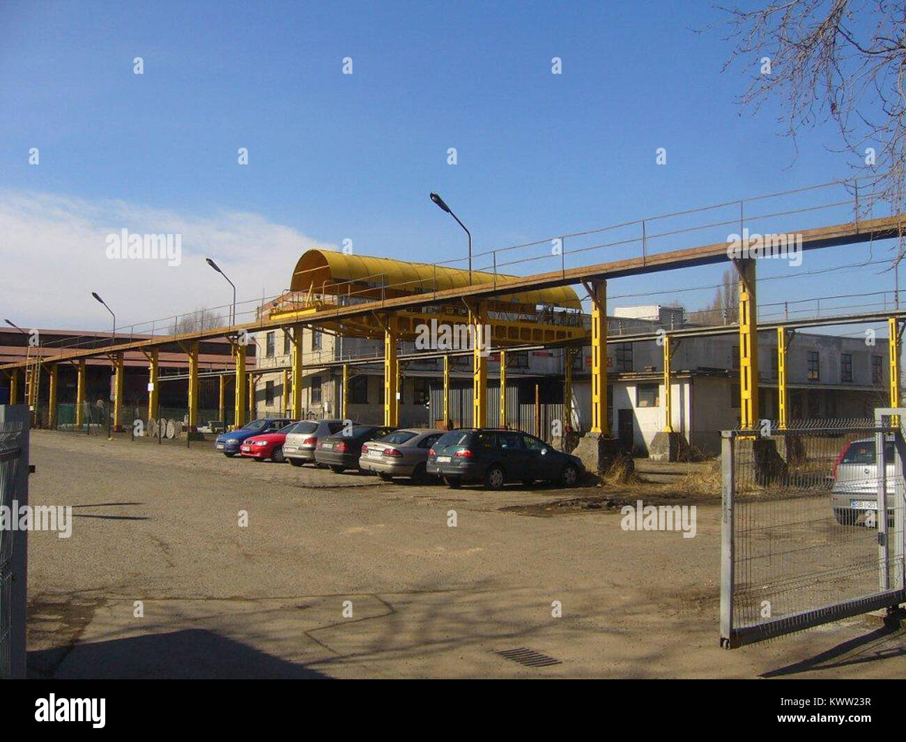Fotografie des Gebäudes in der Grażyńskiego-Straße 39 in Bielsko-Biała, Polen, mit einer Wohnfassade oder einer gemischten Fassade in der städtischen Straßenlandschaft. Stockfoto