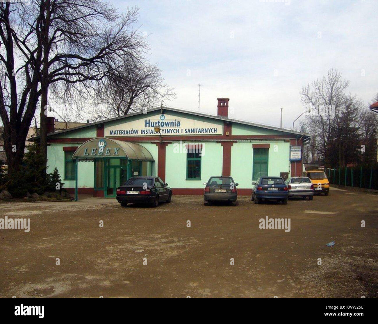 Dieses historische Foto zeigt das Großhandelsgeschäft Lebex in Bielsko-Biała, Polen, ein Anbieter von Installations- und Sanitärmaterialien, und veranschaulicht die kommerzielle Architektur der Stadt. Stockfoto