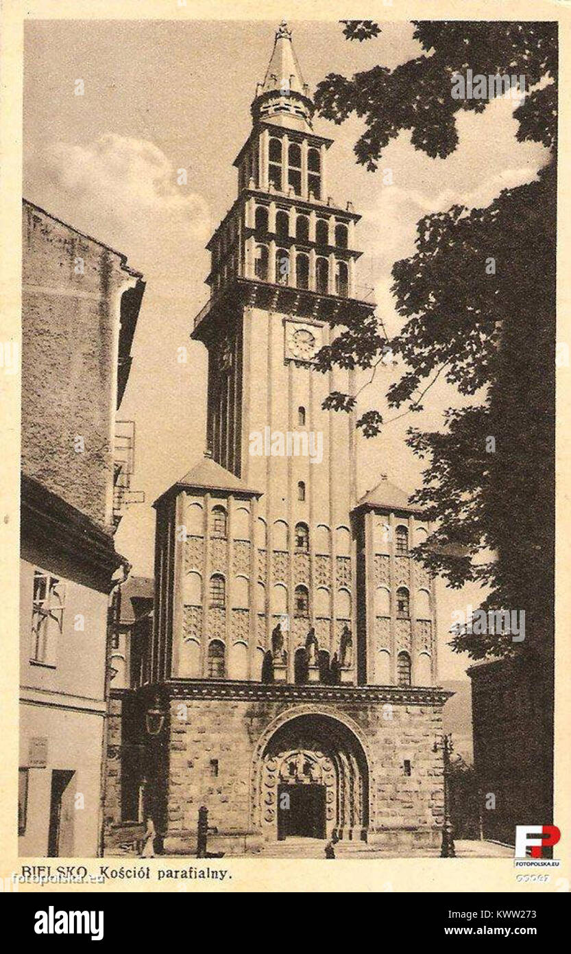 Die Nikolaikirche in Bielsko-Biała, Polen, ist eine neogotische römisch-katholische Kirche, die Anfang des 20. Jahrhunderts erbaut wurde und sich durch ihren hohen Turm, die Buntglasfenster und die architektonischen Details auszeichnet. Stockfoto