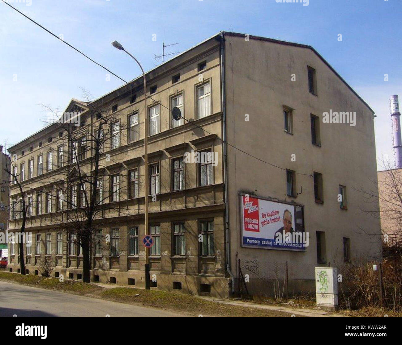 Diese Fotografie aus dem Jahr 1937 des Legion-Gebäudes in Bielsko-Biała, Polen, zeigt ein ehemaliges Hauptquartier des Militär- oder Sozialclubs mit modernistischen Designelementen, horizontalen Fenstern und der architektonischen Entwicklung der Stadt zwischen den Kriegen. Stockfoto