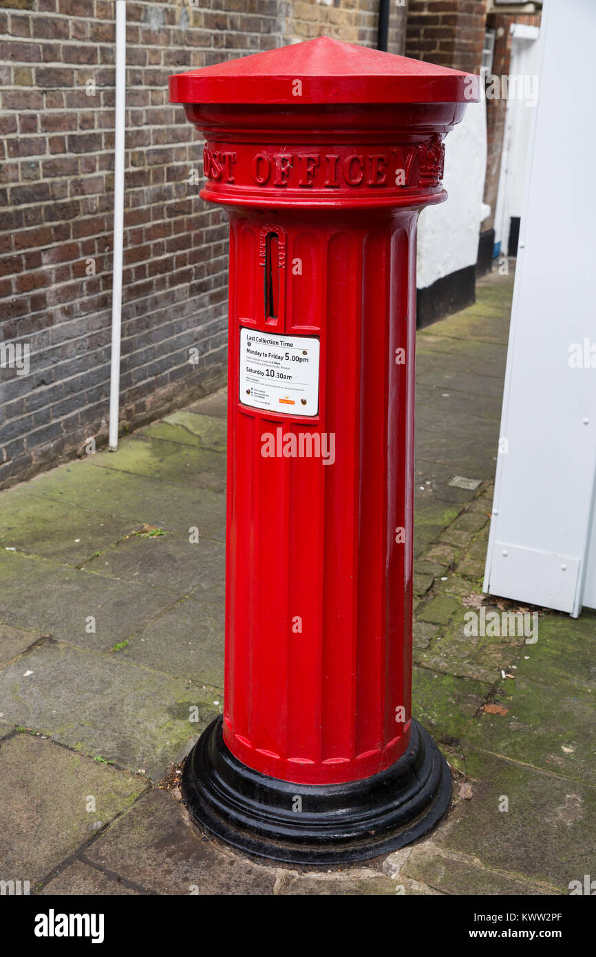 Eton, Großbritannien. 7. November 2017. Einem frühen viktorianischen kannelierten Postbox, mit einem Regen Schutz und eine ungewöhnliche senkrechte Nut für Briefe, in Eton High Street. Stockfoto