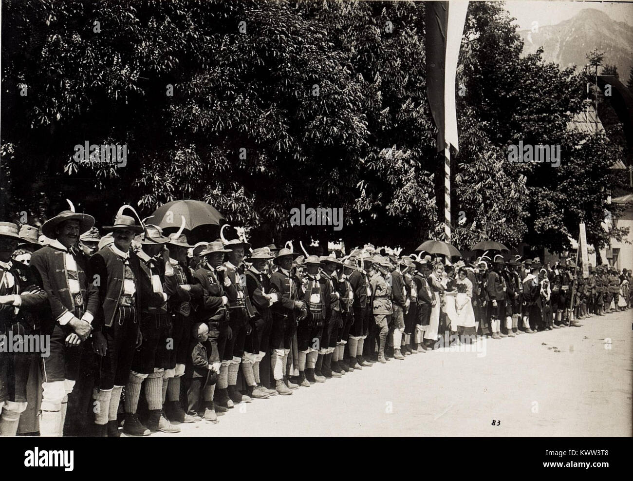 Das Foto zeigt Kaiser Karl I. von Österreich, der zwischen dem 1. Und 6. Juni 1917 während des Ersten Weltkriegs zur Isonzo-Front reiste und dabei österreichisch-ungarische Militärinspektionen, Transportwege und die Aktivitäten der Führung während des Krieges dokumentiert. Stockfoto