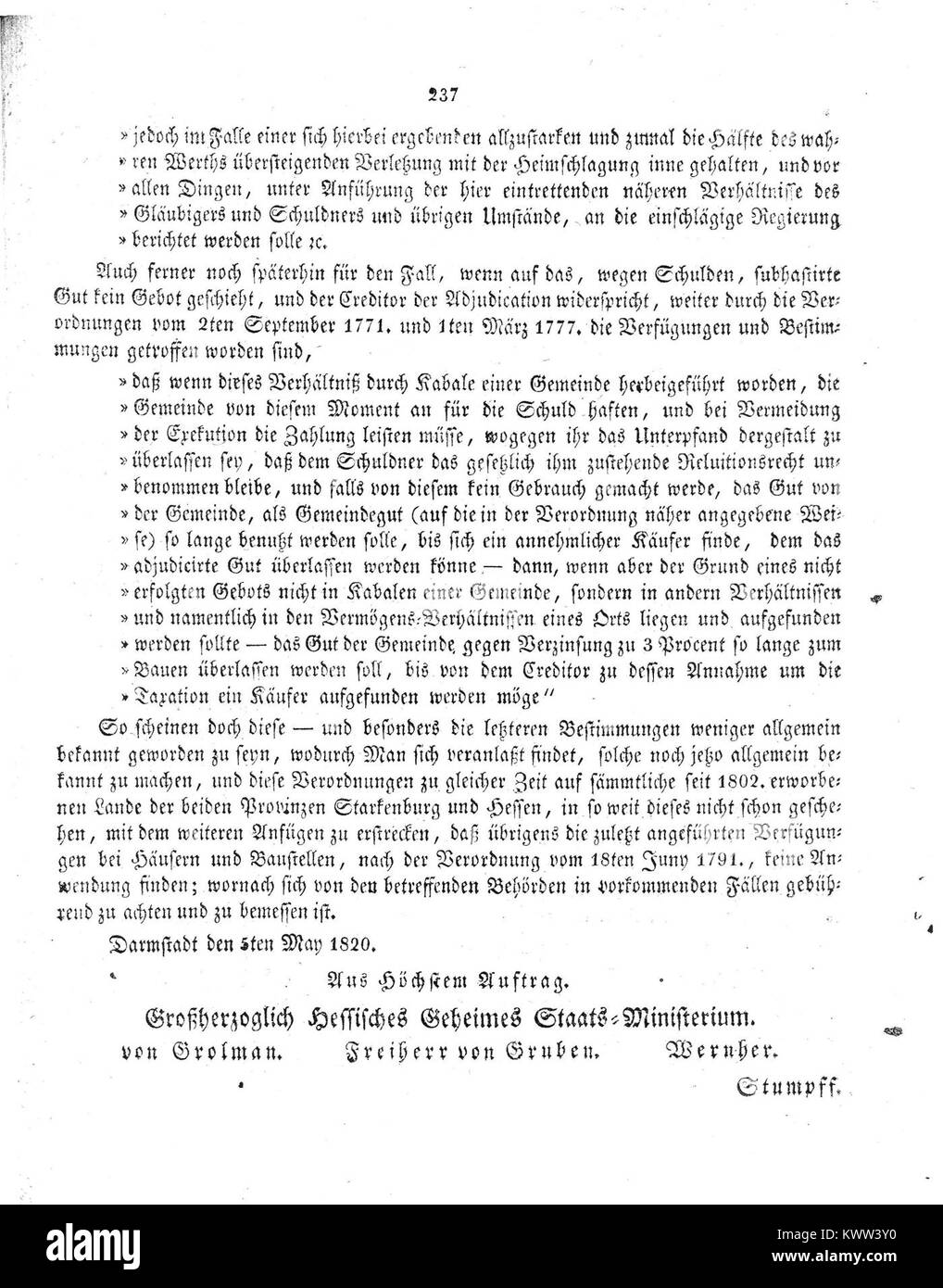 Ein amtliches Regierungsdokument aus dem Jahr 1820 mit dem Titel „Herzoglich Hessisches Regierungsblatt“, das rechtliche Ankündigungen, Verordnungen und Verwaltungsmitteilungen des Herzogtums Hessen enthält. Stockfoto