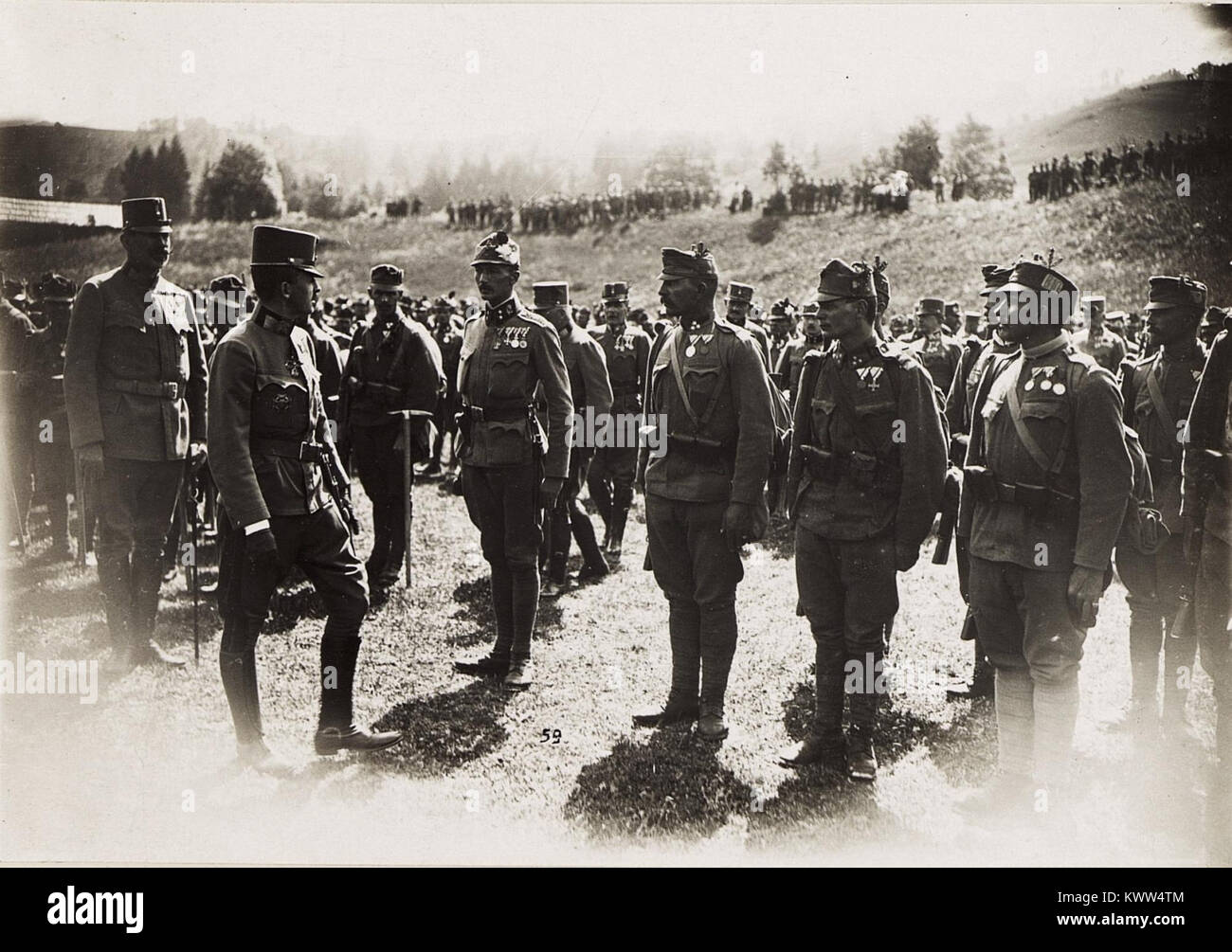 Ein Foto aus dem Jahr 1917, das Kaiser Karl I. von Österreich während des Ersten Weltkriegs die Isonzo-Front besucht und seine Präsenz unter Truppen und Militärführung dokumentiert. Stockfoto